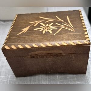 Vtg Swiss Wood Hand Carved  Flowers Cuendet Music Box Plays Edelweis